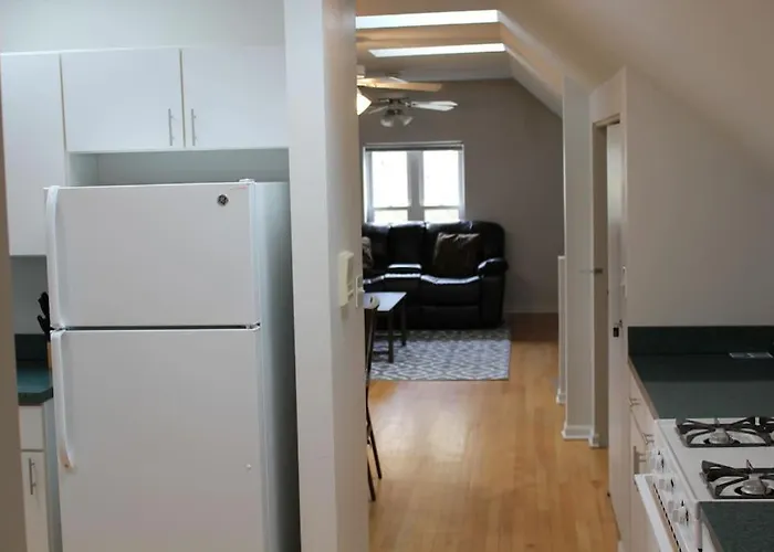 Lincoln Park Living - 3 Queen Beds - Sleeps 6
