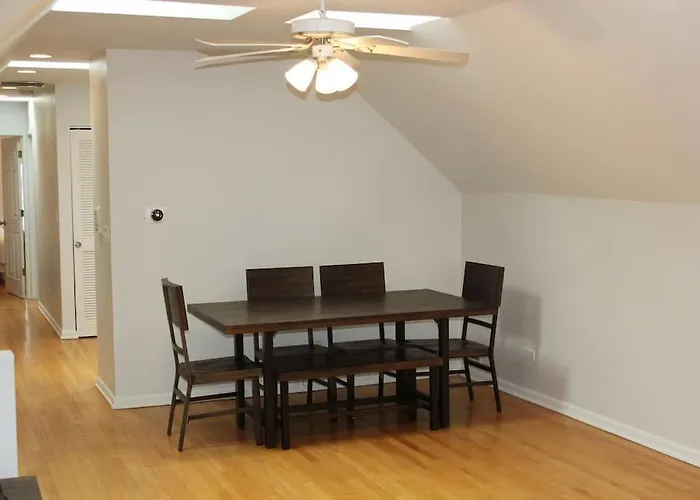 Lincoln Park Living - 3 Queen Beds - Sleeps 6