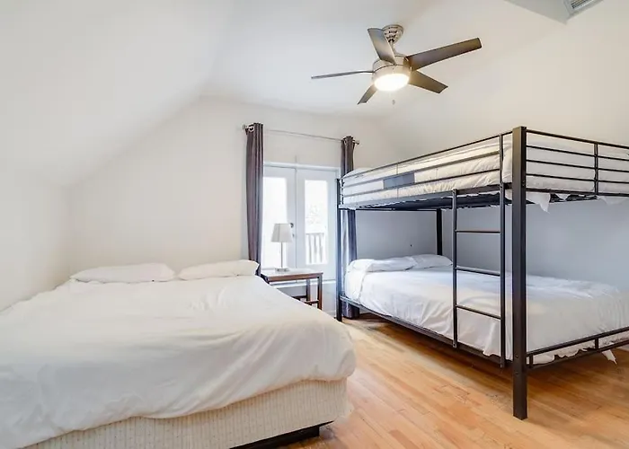 Lincoln Park Living - 3 Queen Beds - Sleeps 6